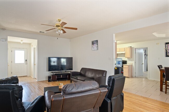 Foto del edificio - 1815 Liberty Hill Dr