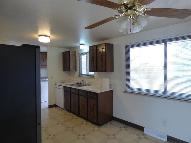 Building Photo - Adorable 3 bedroom, 1 bath in Longmont Est...
