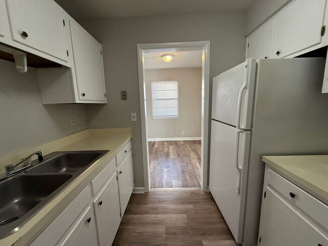 Building Photo - Adorable Apartment in Southern Hills Condo's!