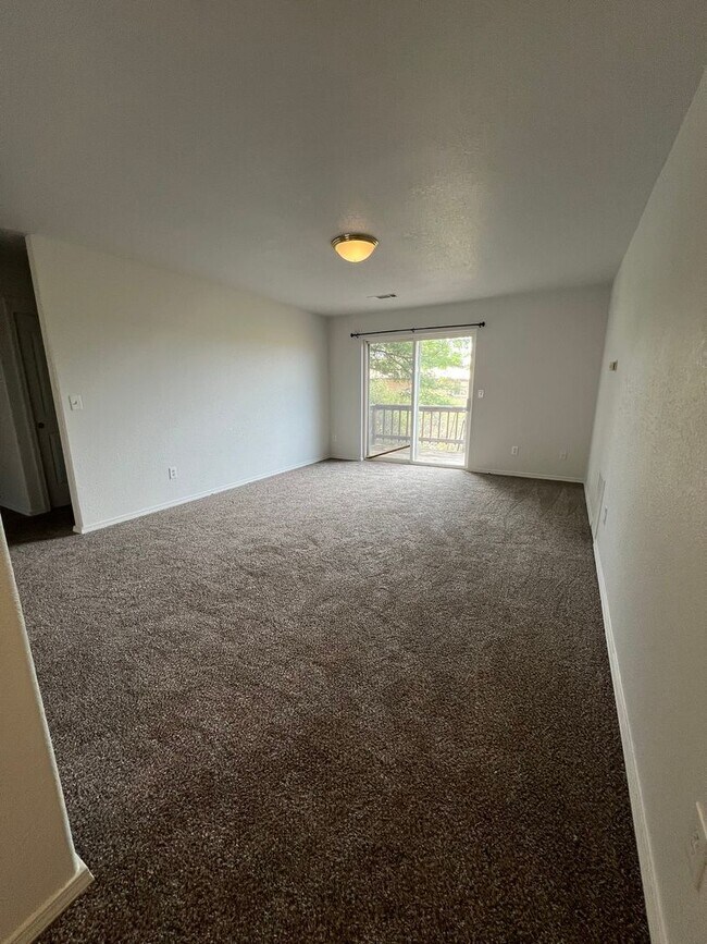 Foto del edificio - 2 Bedroom, 1 Bath Townhouse - Newly Renovated