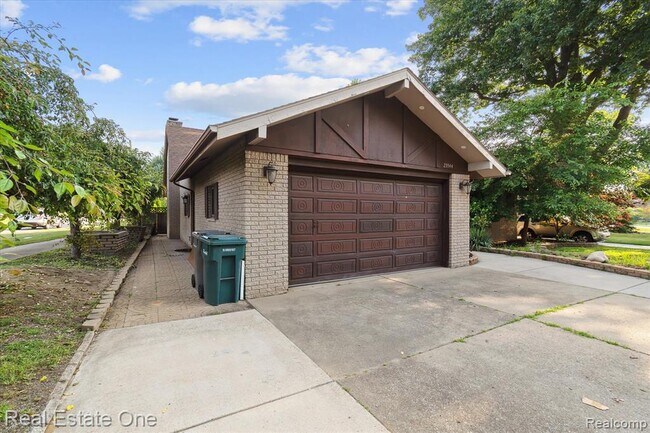 Foto del edificio - 23944 Fordson Dr