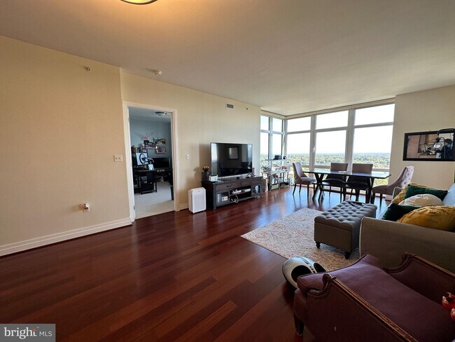Foto del edificio - 8220 Crestwood Heights Dr