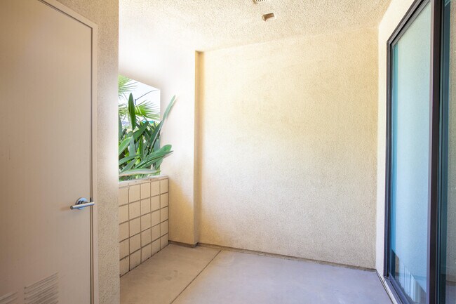 Building Photo - 810 E Palm Canyon Dr