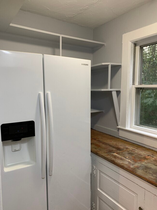 Despensa del mayordomo - 13 Forest Ave