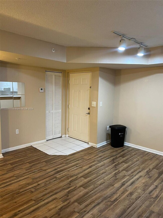 Foto del edificio - 4828 N State Rd 7