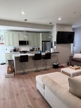 Building Photo - 415 E 7th St