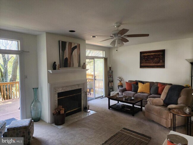 Foto del edificio - 922 Glackens Ln