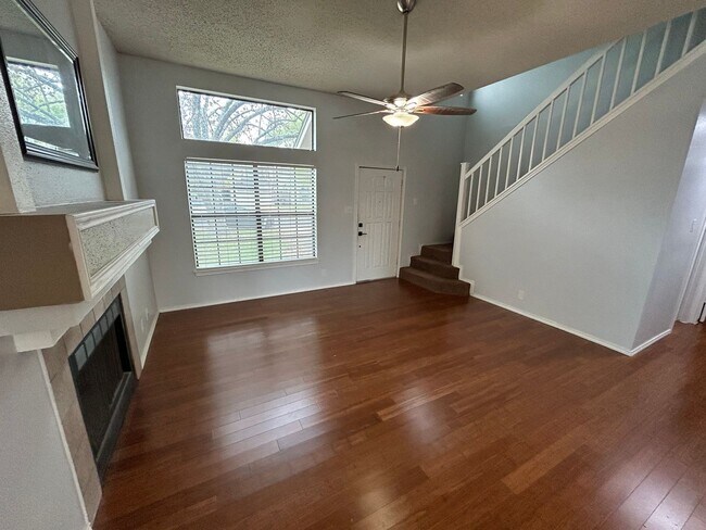 Building Photo - AVAILABLE NOW! 2-Story 3 Bedroom / 2.5 Bat...