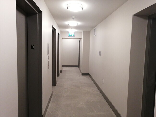 Photo du bâtiment - 5883 Barker Av