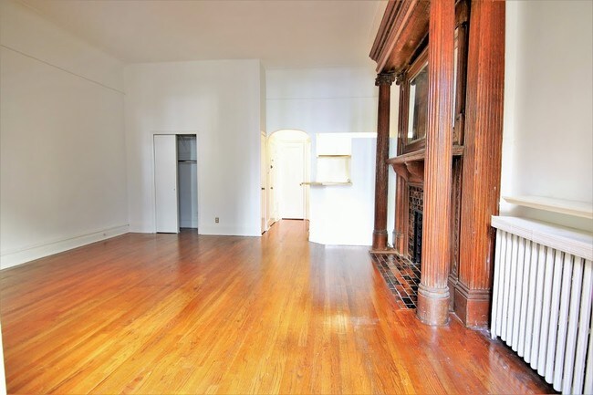 Building Photo - 335 W 76th St