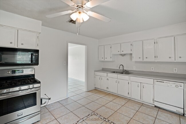 Building Photo - 4313 Sherwood Dr