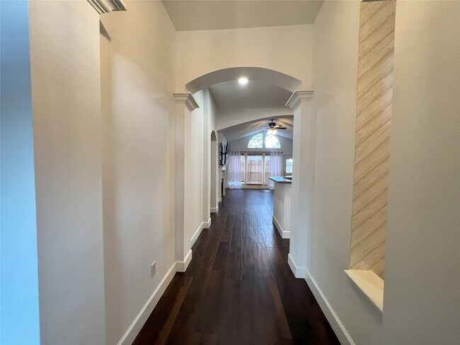 Building Photo - 4823 Lochman Ln
