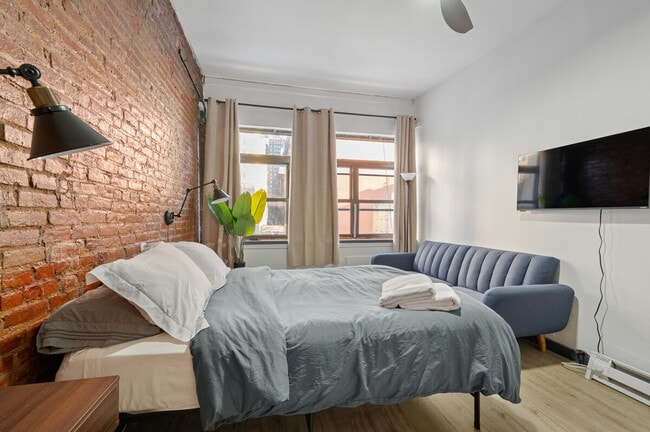 Building Photo - 301 W 31st St