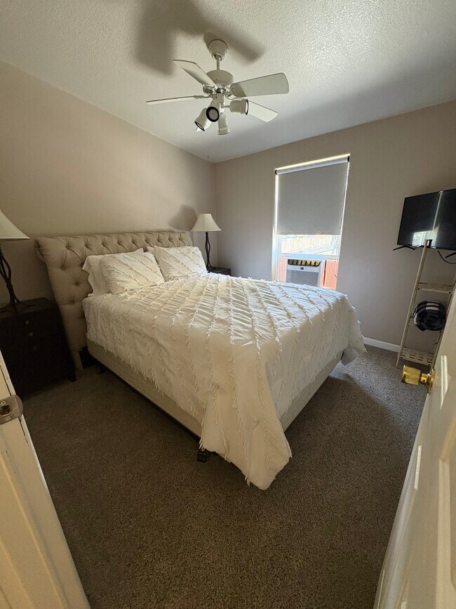 Foto del edificio - 150 S Golden Dr