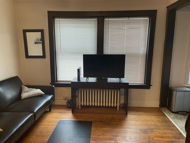 Foto del edificio - Cozy, one bedroom in Downton Arlington Heights, Walk to Metra!!