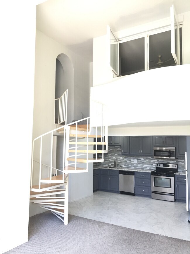 Escalera - 1440 Veteran Ave