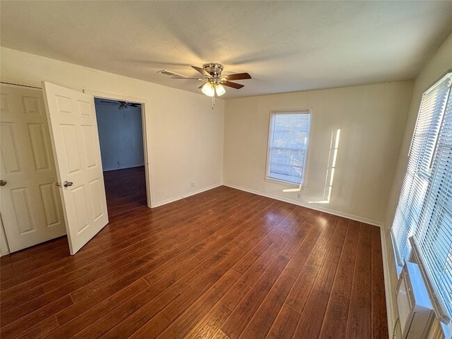 Building Photo - 1326 W Shepherd St