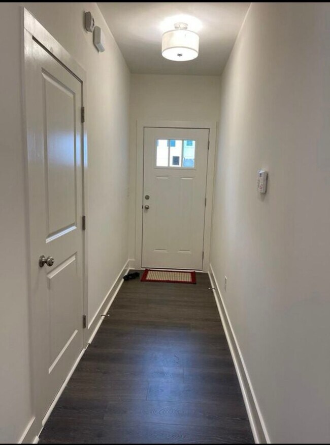 Foto del edificio - Beautiful end unit townhouse in the Townes...