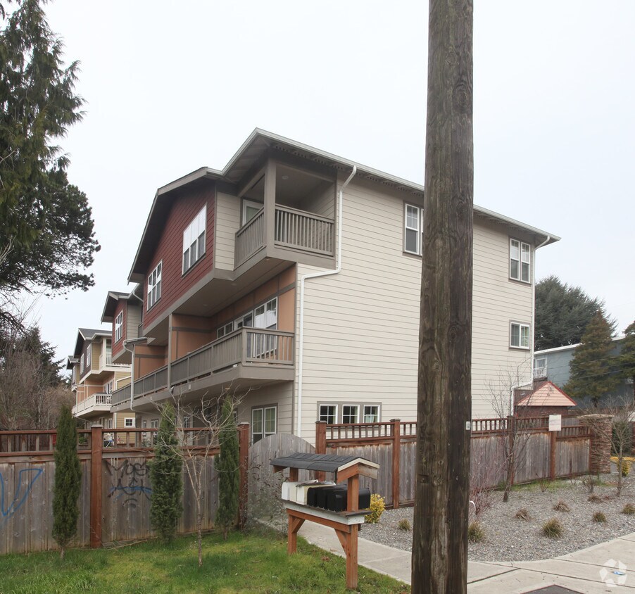 Building Photo - 150 S 152nd St