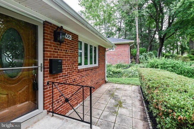 Building Photo - 8606 Lanier Dr