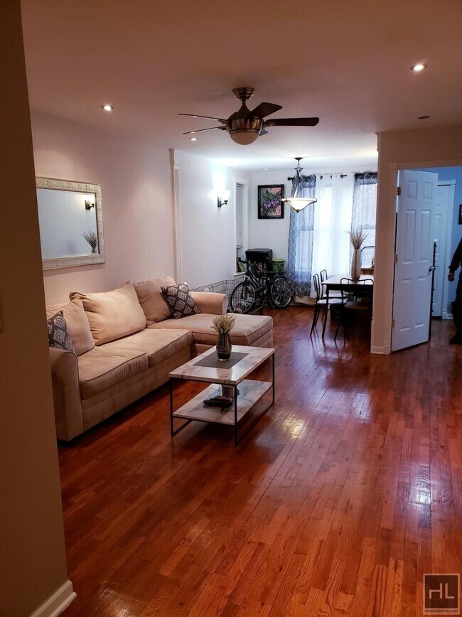 Building Photo - Mint and  Spacious  2 Bedrooms / 1 Bath.Do...