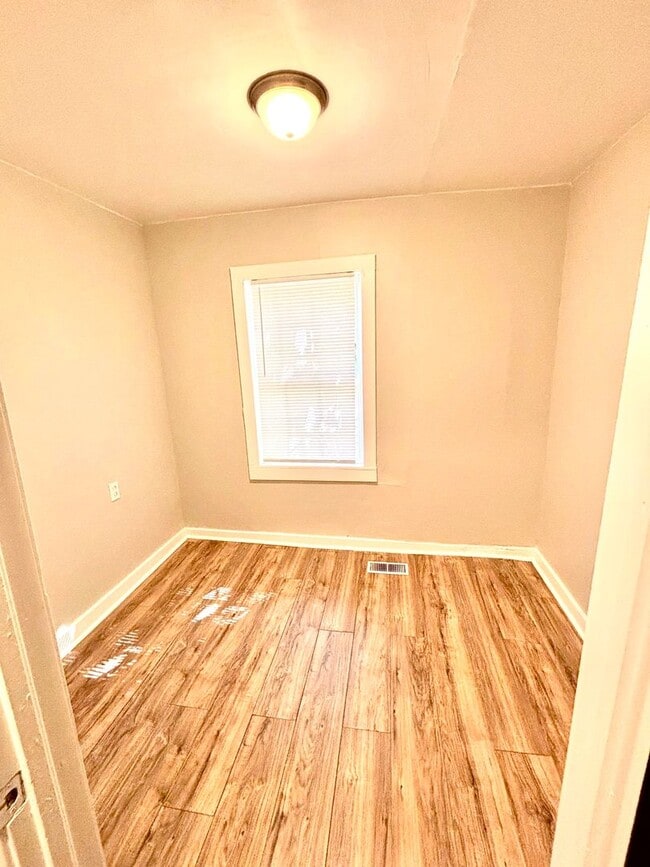 Building Photo - 631 Warner--Move In Ready!