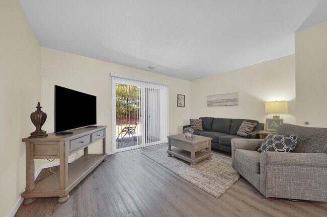 Foto del edificio - Holiday Village Townhomes