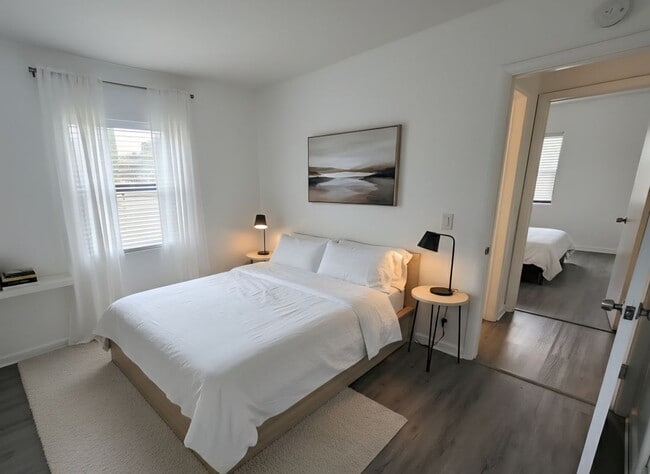 Building Photo - 664 W 2nd St