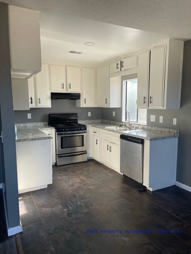 Building Photo - **$500 off 1st month's rent** Lancaster Ap...