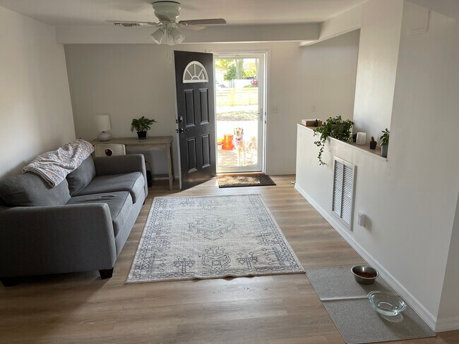 Sala de estar con puerta principal - 5159 6th Ave N
