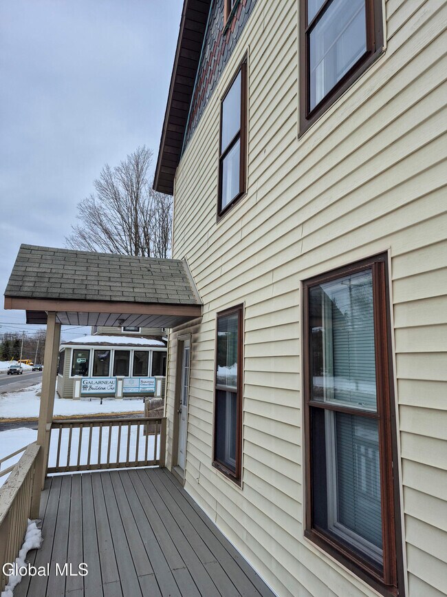 Building Photo - 524 Maple Ave