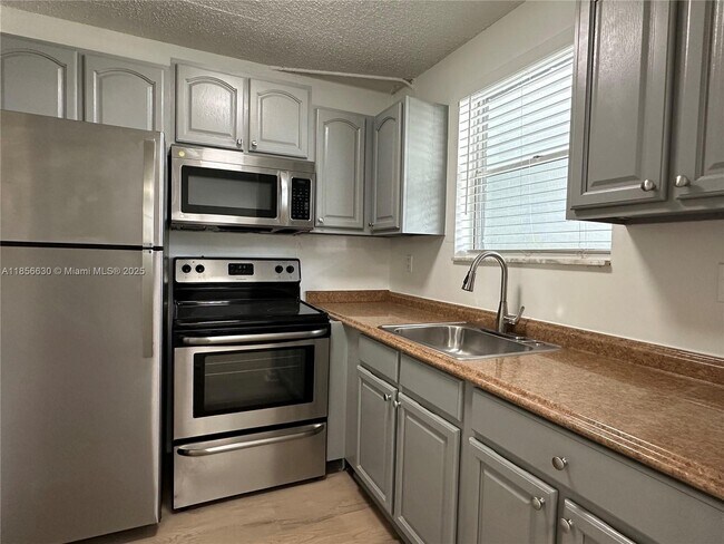 Foto del edificio - 5661 SW 36th Ct