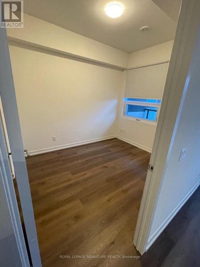 Photo du bâtiment - 863-863 St Clair Ave W