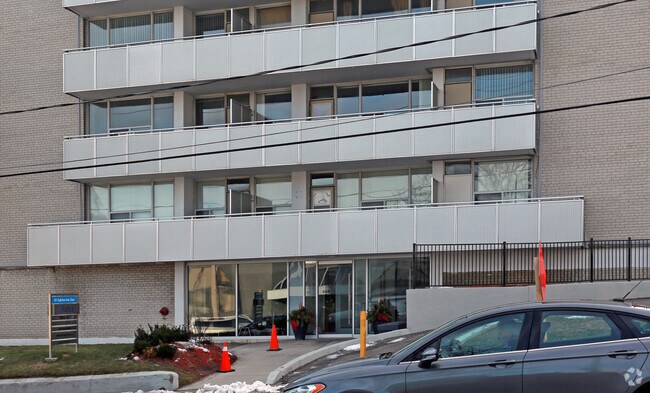 Photo du bâtiment - 551 Elington Ave E