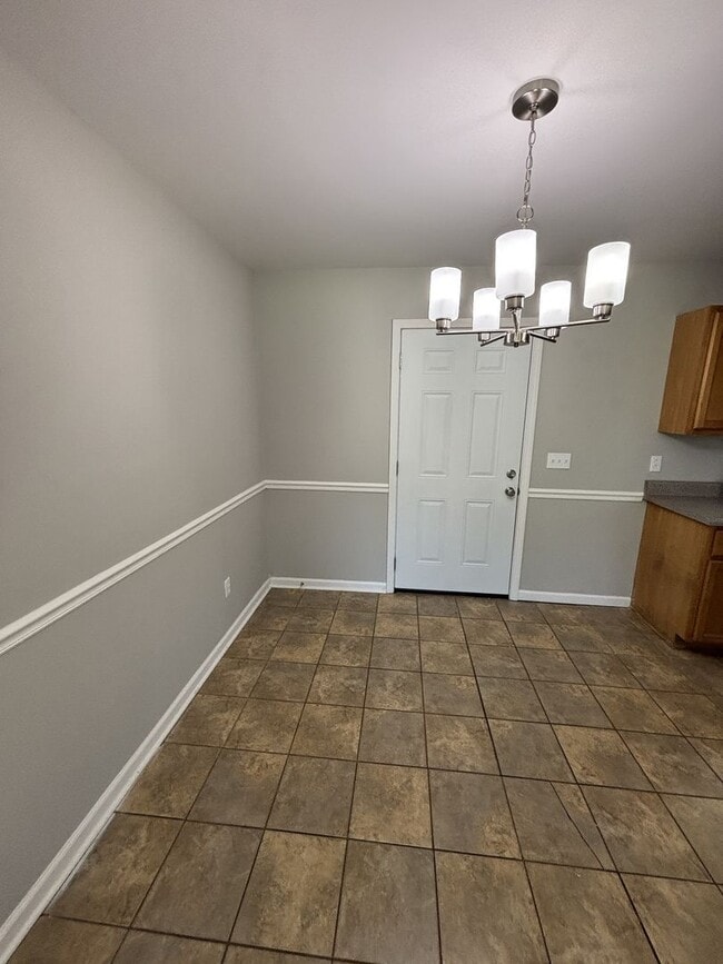 Building Photo - 233 Royal Garden Dr