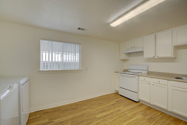 Foto del edificio - 8101-8195 W 9th Ave