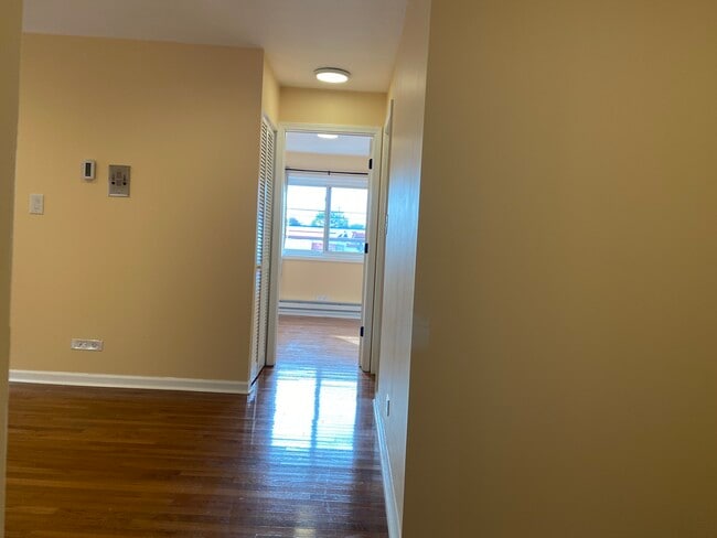 Building Photo - 727 S Maple Ave