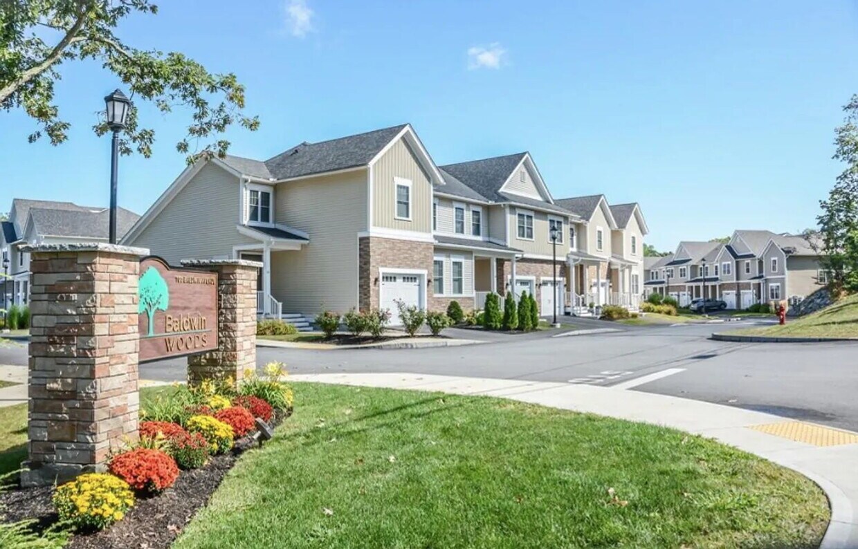 Foto principal - 3 bed 2.5 bath home available 9/1.