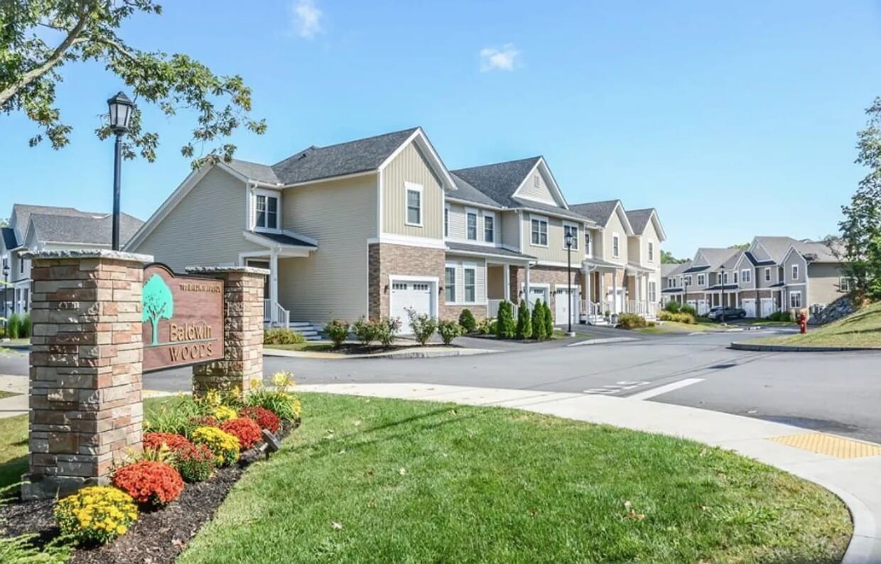 3 bed 2.5 bath home available 9/1. - 3 bed 2.5 bath home available 9/1.