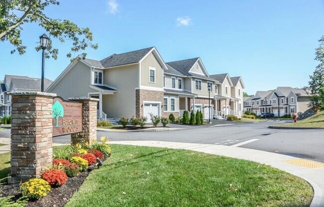 Building Photo - 3 bed 2.5 bath home available 9/1.