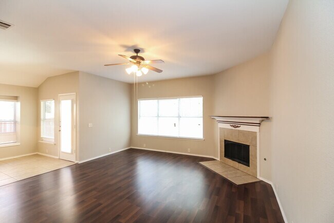 Foto del edificio - 8433 Asheville Ln