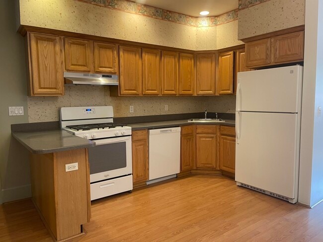 Building Photo - 123 W 28th St