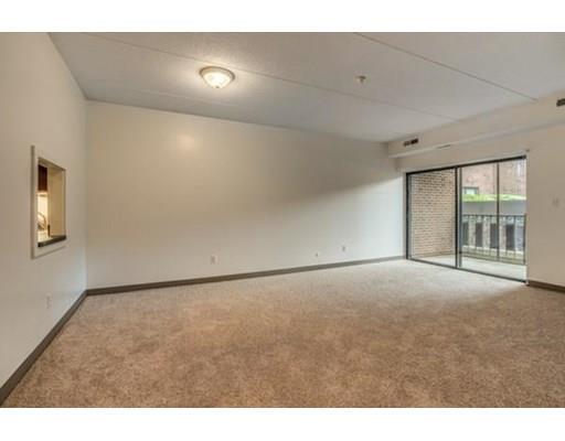 Building Photo - 1077 Main St