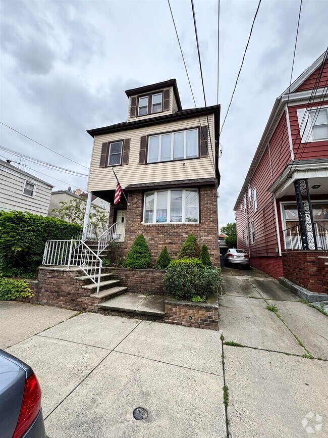 Building Photo - 118 W 11th St