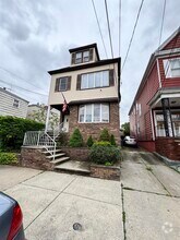 Building Photo - 118 W 11th St