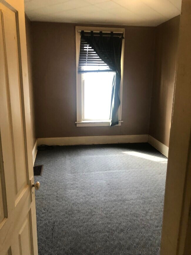 Apt 3 Bedroom - 200 E Elm St