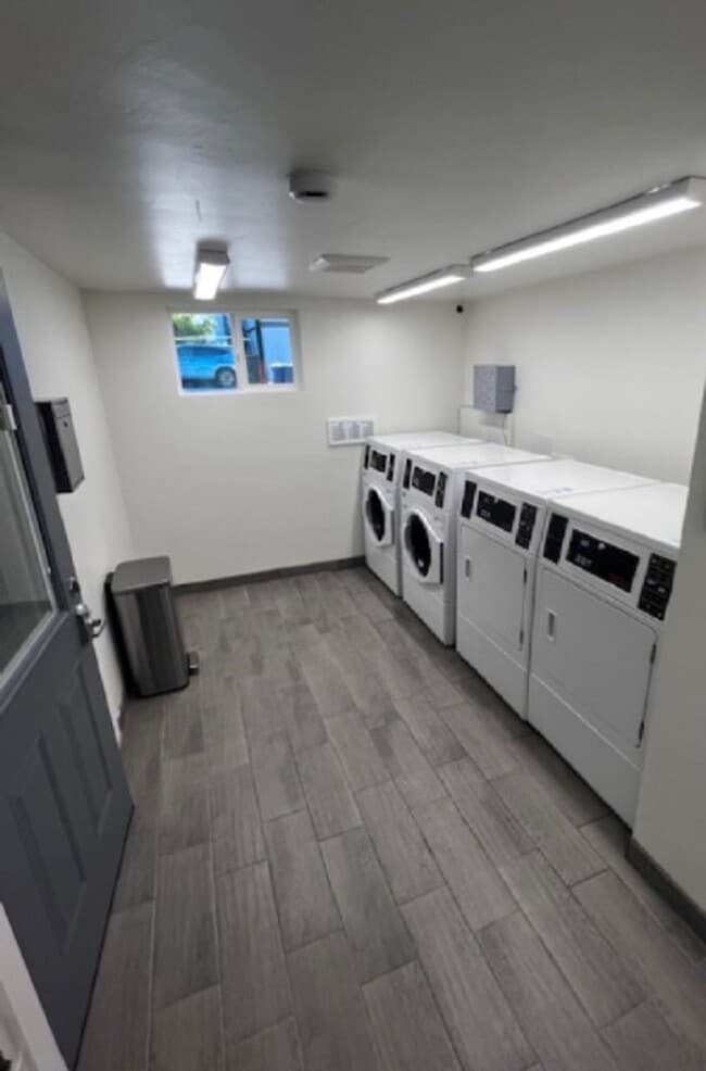 Foto del edificio - Upstairs beautifully renovated 1 bedroom 1...