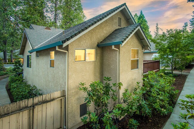 Building Photo - Spacious 3 Bedroom 2 Bathroom Home in Conv...
