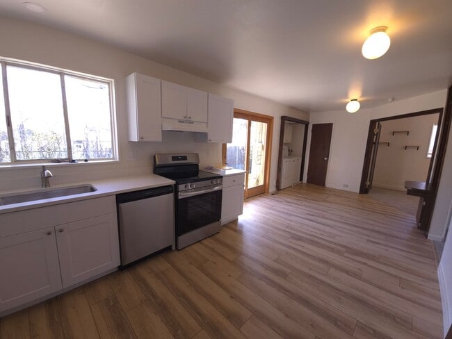 Building Photo - Martin Acres Ranch home with New Kitchen a...