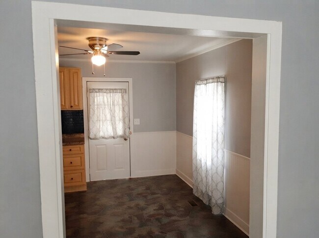 Building Photo - 222 Rosehill Ave